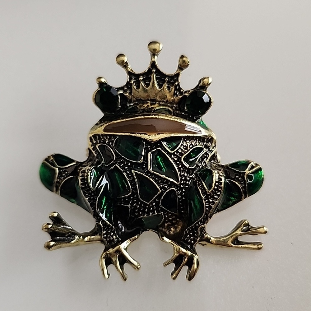 Simulated Emerald Sparkle Frog Prince Brooch Give him a Kiss